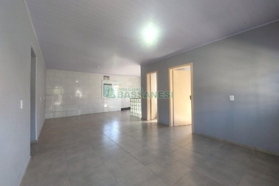 Casa com 80m², 2 dormitórios, 2 vagas, no bairro Galópolis em Caxias do Sul para Alugar
