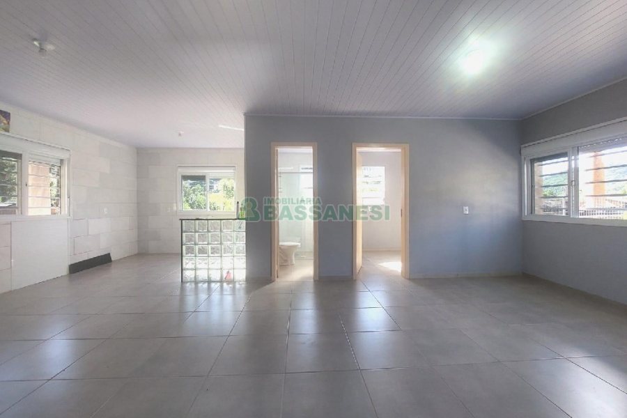 Casa com 80m², 2 dormitórios, 2 vagas, no bairro Galópolis em Caxias do Sul para Alugar