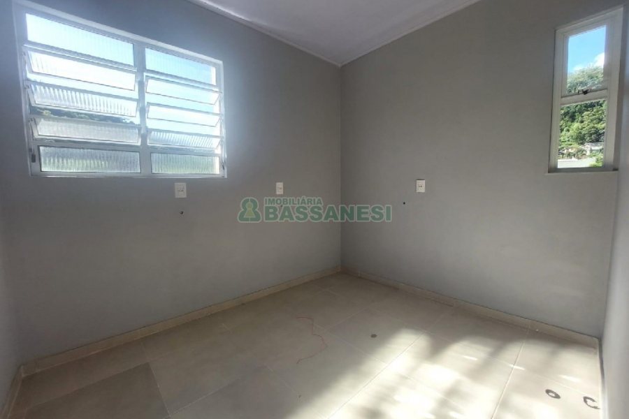 Casa com 80m², 2 dormitórios, 2 vagas, no bairro Galópolis em Caxias do Sul para Alugar