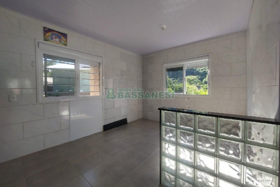 Casa com 80m², 2 dormitórios, 2 vagas, no bairro Galópolis em Caxias do Sul para Alugar