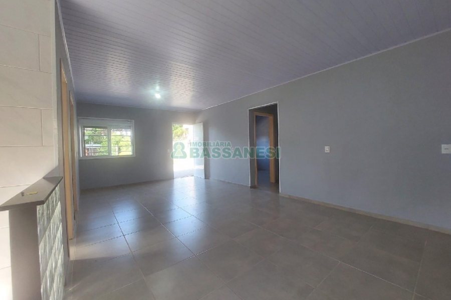 Casa com 80m², 2 dormitórios, 2 vagas, no bairro Galópolis em Caxias do Sul para Alugar