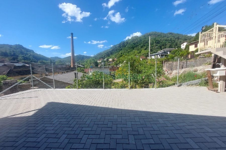 Casa com 80m², 2 dormitórios, 2 vagas, no bairro Galópolis em Caxias do Sul para Alugar