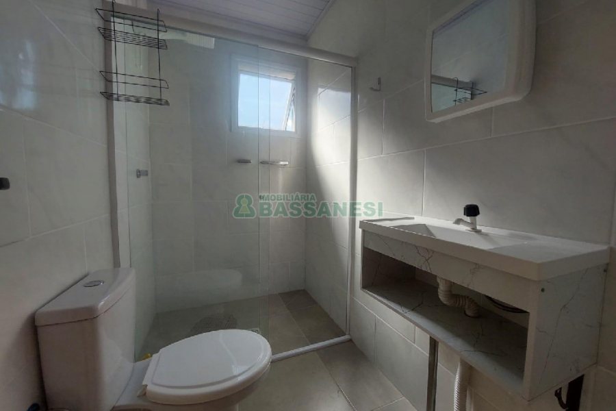 Casa com 80m², 2 dormitórios, 2 vagas, no bairro Galópolis em Caxias do Sul para Alugar