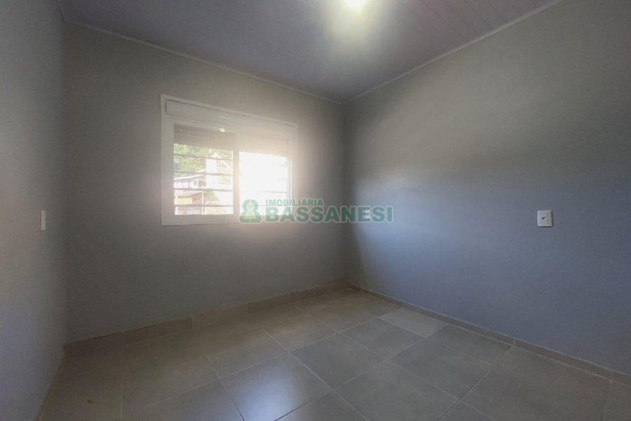 Casa com 80m², 2 dormitórios, 2 vagas, no bairro Galópolis em Caxias do Sul para Alugar