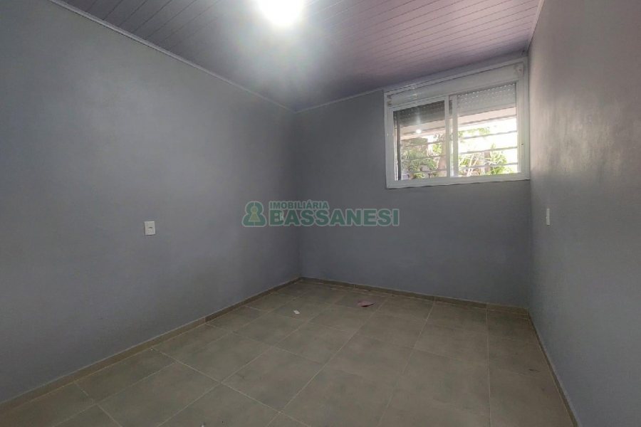 Casa com 80m², 2 dormitórios, 2 vagas, no bairro Galópolis em Caxias do Sul para Alugar