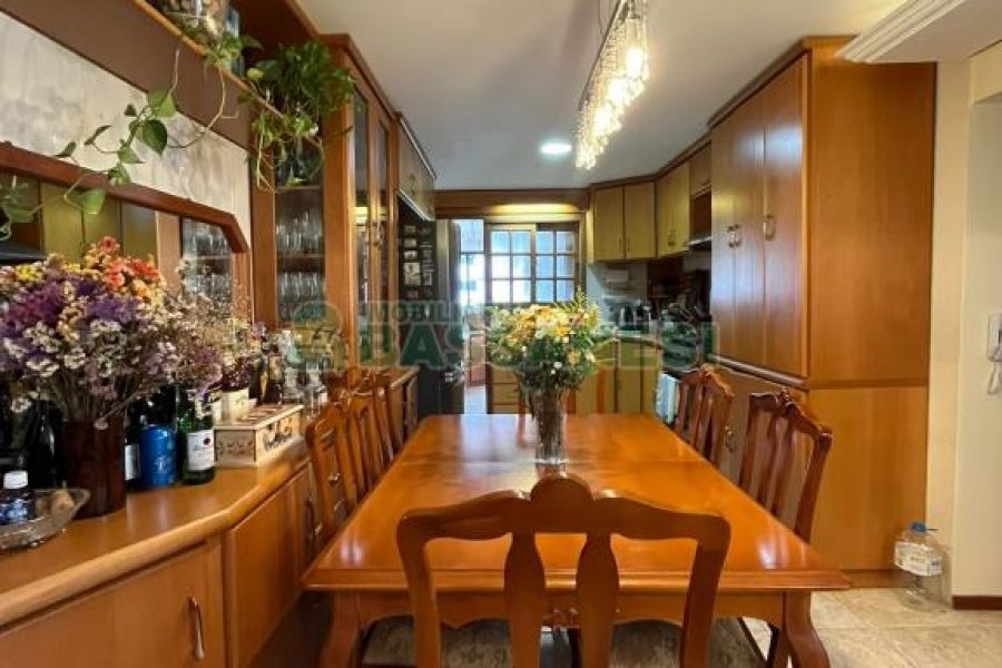 Apartamento com 81m², 2 dormitórios, 2 vagas, no bairro Panazzolo em Caxias do Sul para Comprar