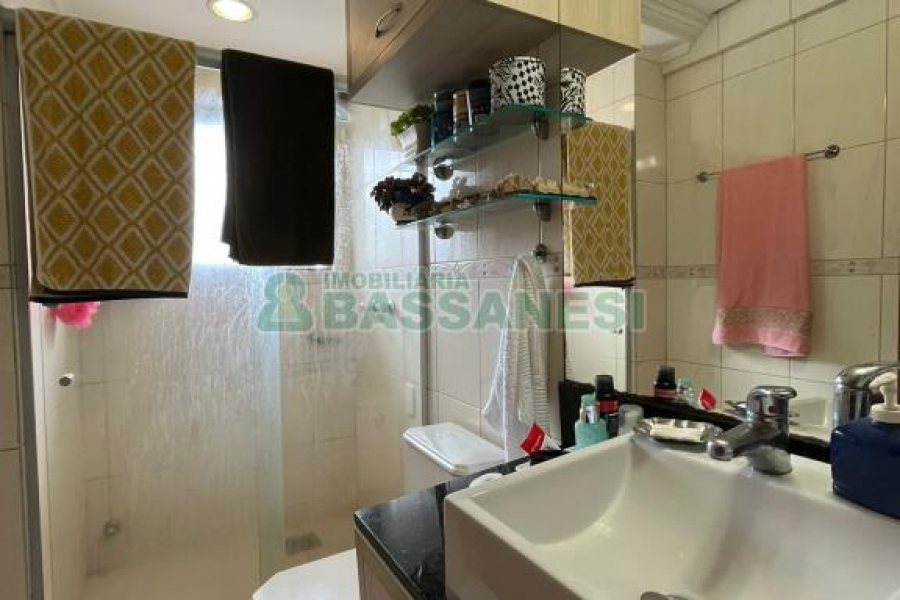 Apartamento com 81m², 2 dormitórios, 2 vagas, no bairro Panazzolo em Caxias do Sul para Comprar