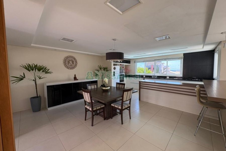 Casa com 264m², 3 dormitórios, 2 vagas, no bairro Vinhedos em Caxias do Sul para Comprar