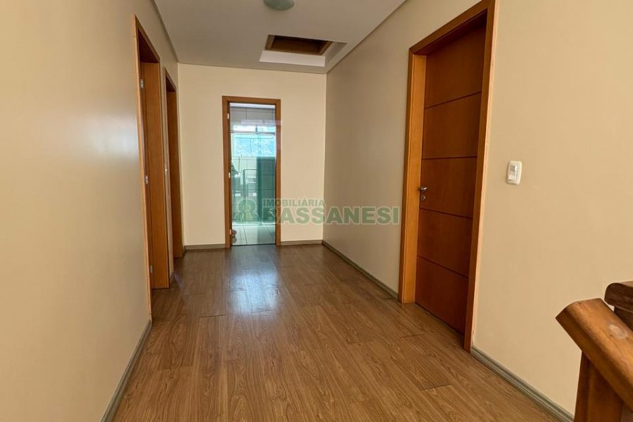 Casa com 264m², 3 dormitórios, 2 vagas, no bairro Vinhedos em Caxias do Sul para Comprar