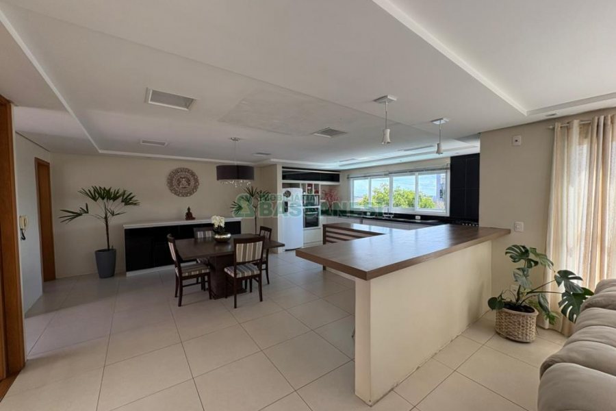 Casa com 264m², 3 dormitórios, 2 vagas, no bairro Vinhedos em Caxias do Sul para Comprar