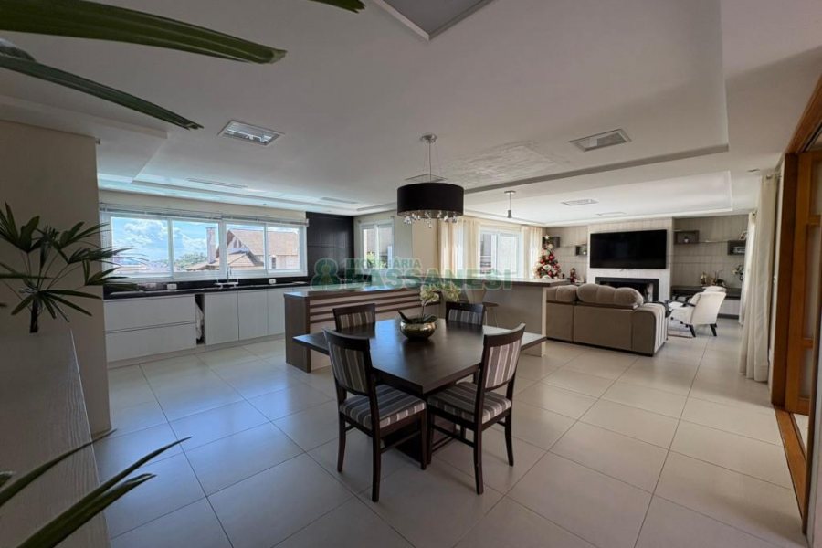 Casa com 264m², 3 dormitórios, 2 vagas, no bairro Vinhedos em Caxias do Sul para Comprar