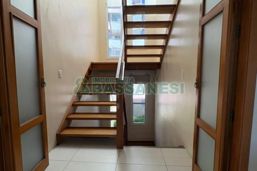 Casa com 264m², 3 dormitórios, 2 vagas, no bairro Vinhedos em Caxias do Sul para Comprar