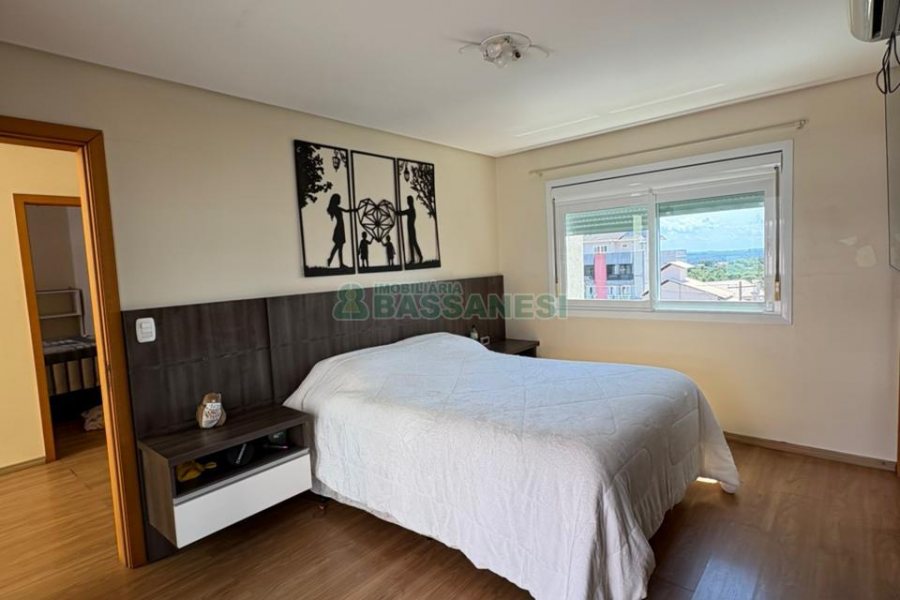 Casa com 264m², 3 dormitórios, 2 vagas, no bairro Vinhedos em Caxias do Sul para Comprar