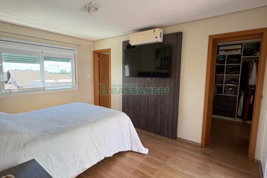 Casa com 264m², 3 dormitórios, 2 vagas, no bairro Vinhedos em Caxias do Sul para Comprar