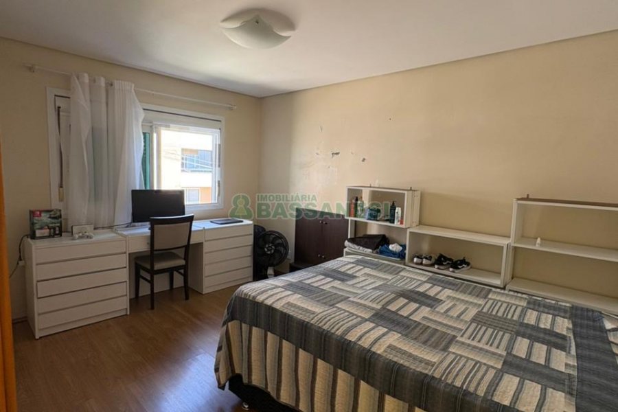 Casa com 264m², 3 dormitórios, 2 vagas, no bairro Vinhedos em Caxias do Sul para Comprar