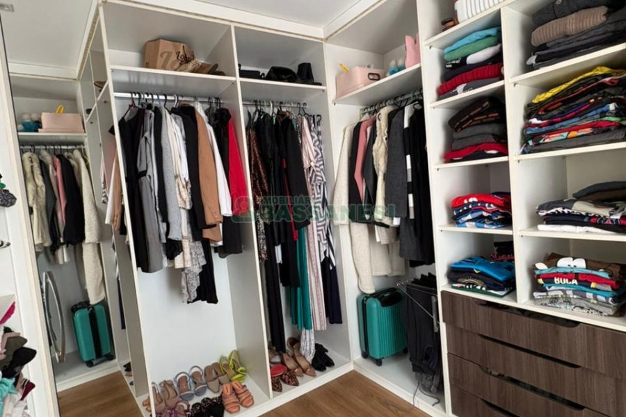 Casa com 264m², 3 dormitórios, 2 vagas, no bairro Vinhedos em Caxias do Sul para Comprar