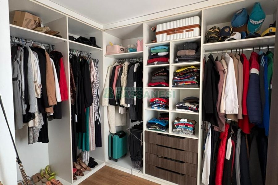 Casa com 264m², 3 dormitórios, 2 vagas, no bairro Vinhedos em Caxias do Sul para Comprar