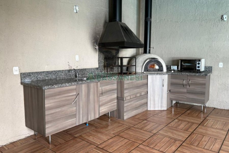 Casa com 264m², 3 dormitórios, 2 vagas, no bairro Vinhedos em Caxias do Sul para Comprar