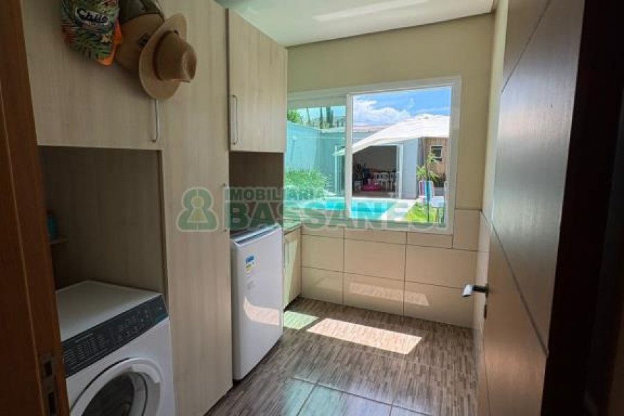 Casa com 264m², 3 dormitórios, 2 vagas, no bairro Vinhedos em Caxias do Sul para Comprar