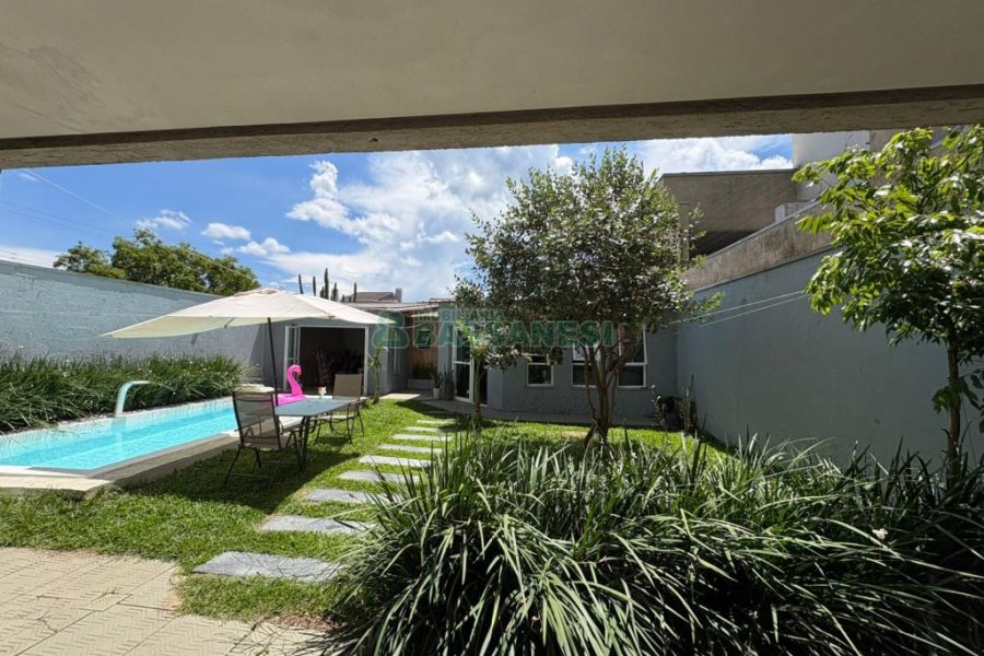 Casa com 264m², 3 dormitórios, 2 vagas, no bairro Vinhedos em Caxias do Sul para Comprar