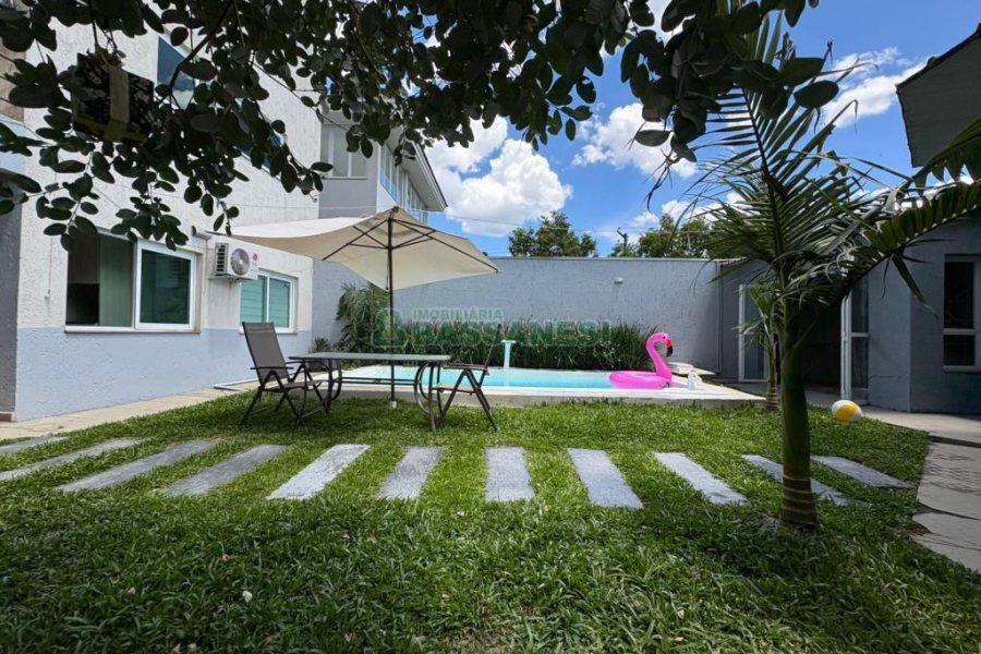 Casa com 264m², 3 dormitórios, 2 vagas, no bairro Vinhedos em Caxias do Sul para Comprar