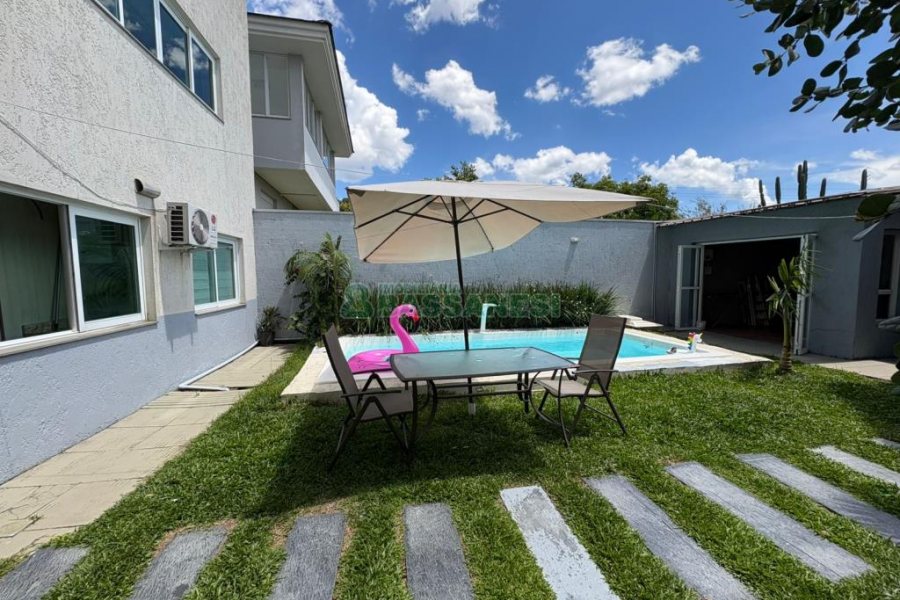 Casa com 264m², 3 dormitórios, 2 vagas, no bairro Vinhedos em Caxias do Sul para Comprar