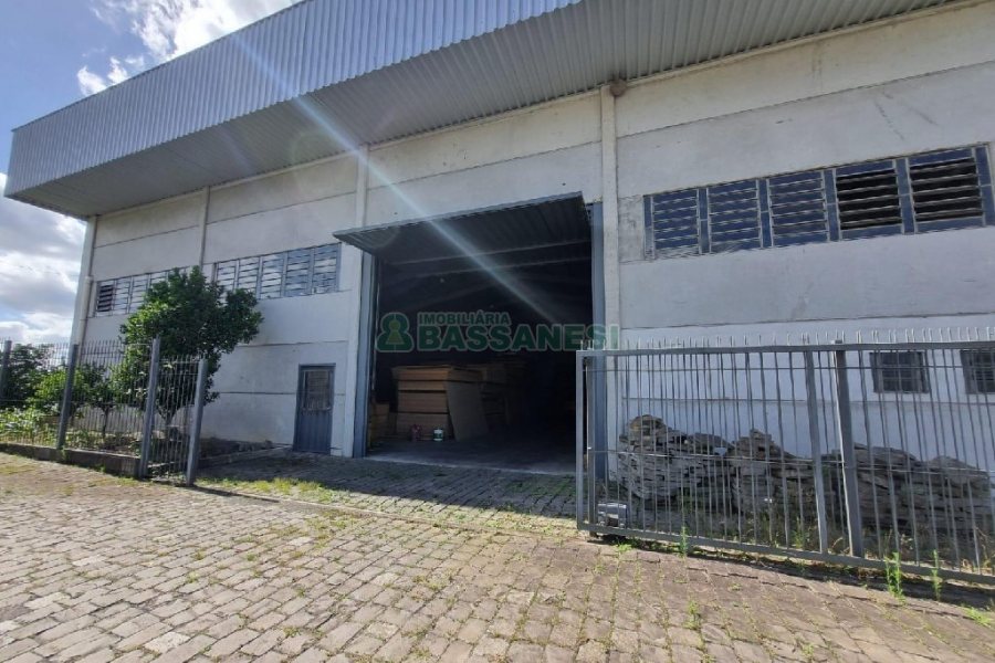Pavilhão com 576m², no bairro São Luiz em Caxias do Sul para Alugar