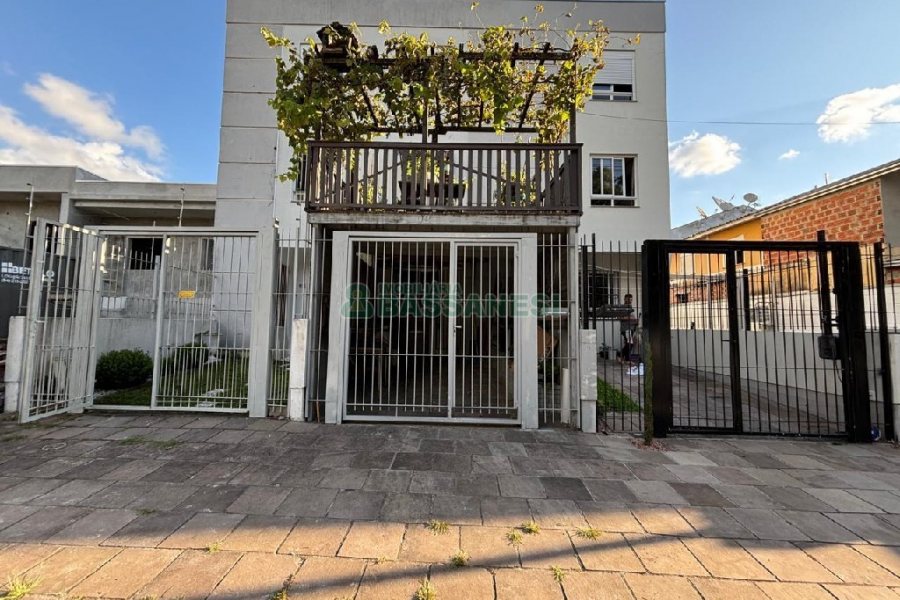 Casa com 110m², 2 dormitórios, 2 vagas, no bairro Ana Rech em Caxias do Sul para Alugar