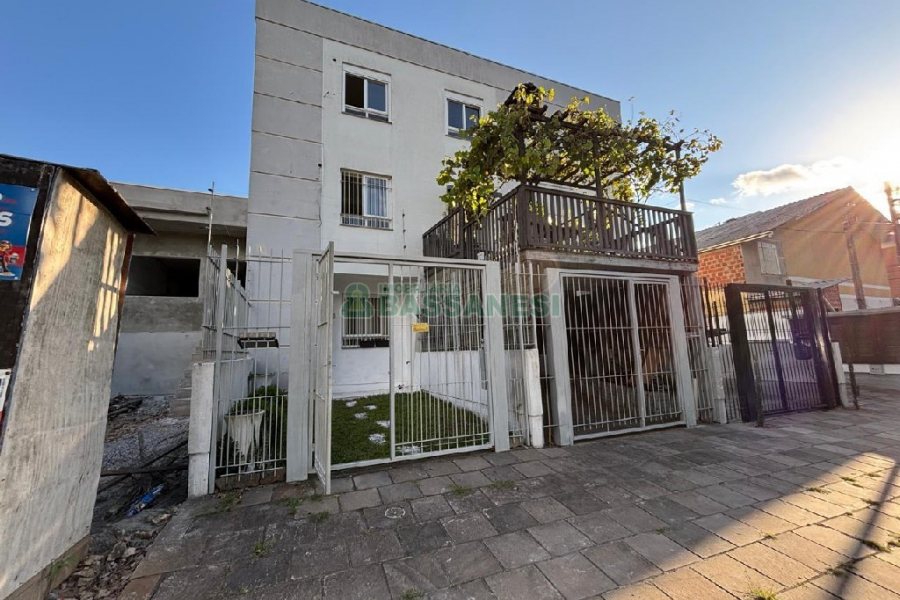 Casa com 110m², 2 dormitórios, 2 vagas, no bairro Ana Rech em Caxias do Sul para Alugar