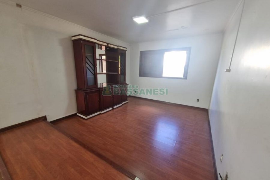 Casa com 230m², 4 dormitórios, 2 vagas, no bairro Colina Sorriso em Caxias do Sul para Alugar