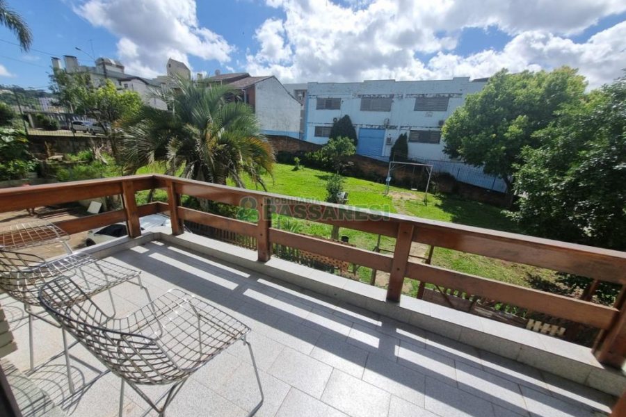 Casa com 230m², 4 dormitórios, 2 vagas, no bairro Colina Sorriso em Caxias do Sul para Alugar