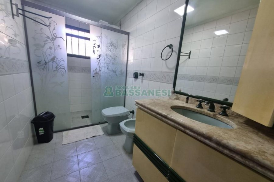 Casa com 230m², 4 dormitórios, 2 vagas, no bairro Colina Sorriso em Caxias do Sul para Alugar