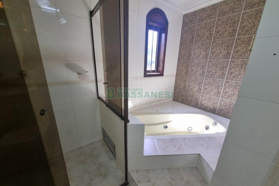 Casa com 230m², 4 dormitórios, 2 vagas, no bairro Colina Sorriso em Caxias do Sul para Alugar