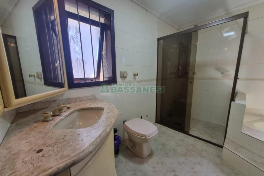 Casa com 230m², 4 dormitórios, 2 vagas, no bairro Colina Sorriso em Caxias do Sul para Alugar