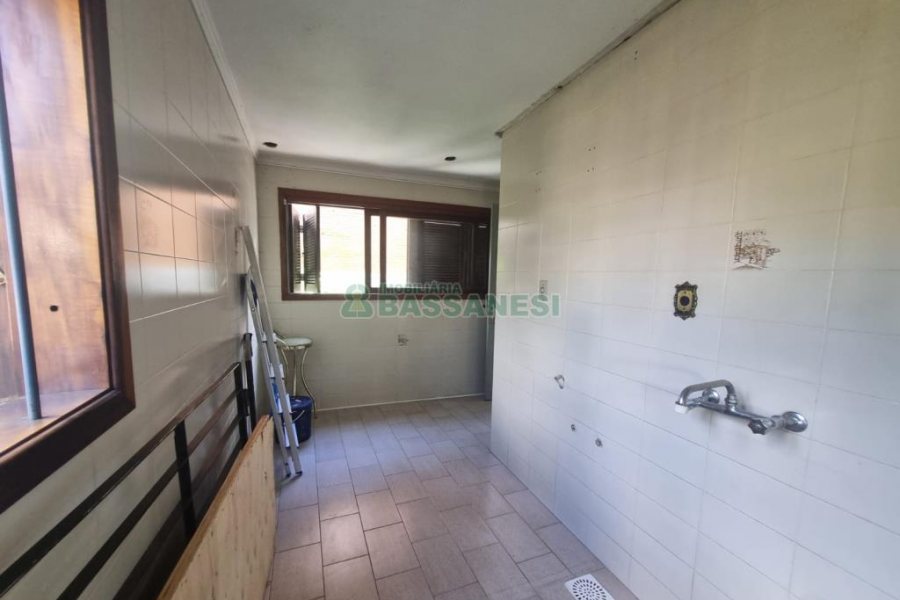 Casa com 230m², 4 dormitórios, 2 vagas, no bairro Colina Sorriso em Caxias do Sul para Alugar