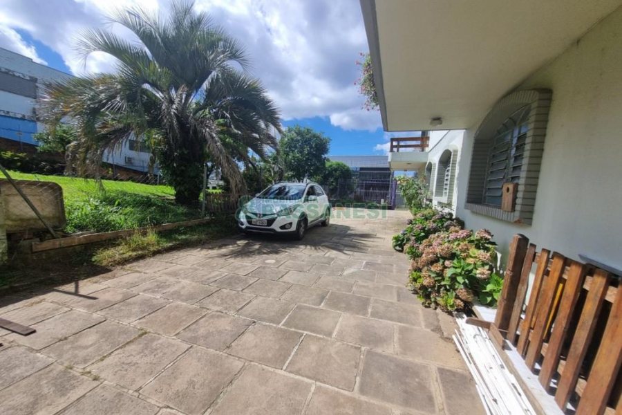 Casa com 230m², 4 dormitórios, 2 vagas, no bairro Colina Sorriso em Caxias do Sul para Alugar