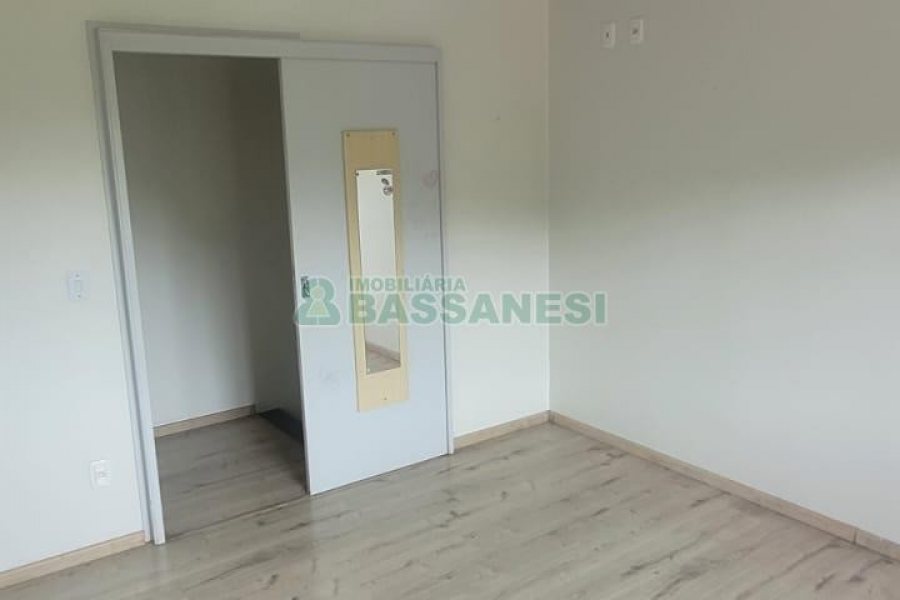 Sobrado com 92m², 2 dormitórios, 1 vaga, no bairro De Zorzi em Caxias do Sul para Comprar