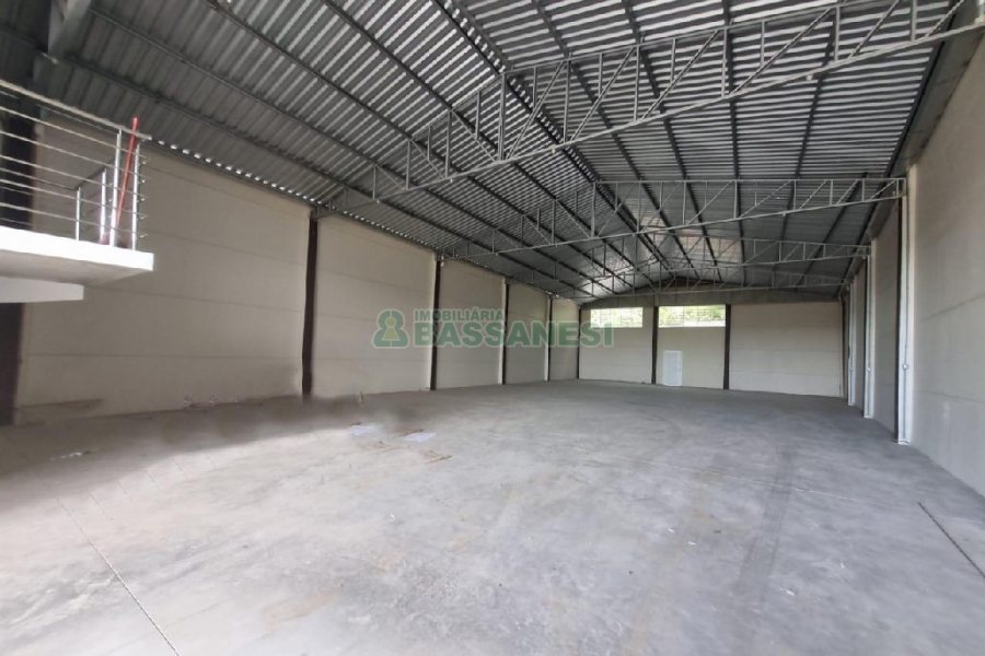 Pavilhão com 425m², no bairro Ana Rech em Caxias do Sul para Alugar