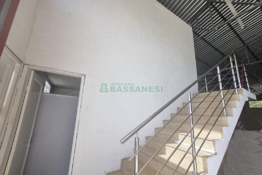 Pavilhão com 425m², no bairro Ana Rech em Caxias do Sul para Alugar