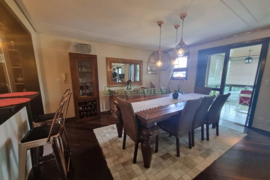 Apartamento com 203m², 3 dormitórios, 3 vagas, no bairro Sagrada Família em Caxias do Sul para Comprar