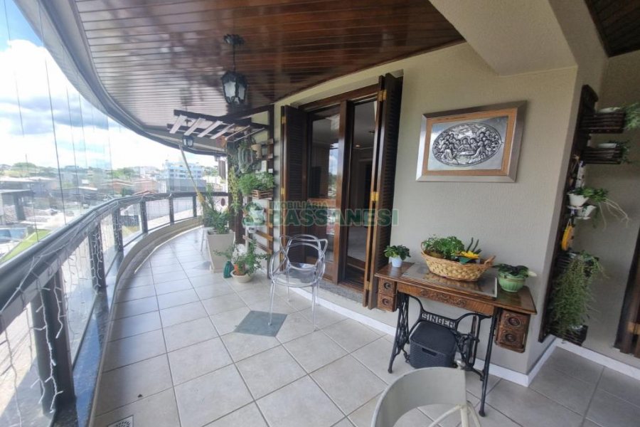 Apartamento com 203m², 3 dormitórios, 3 vagas, no bairro Sagrada Família em Caxias do Sul para Comprar