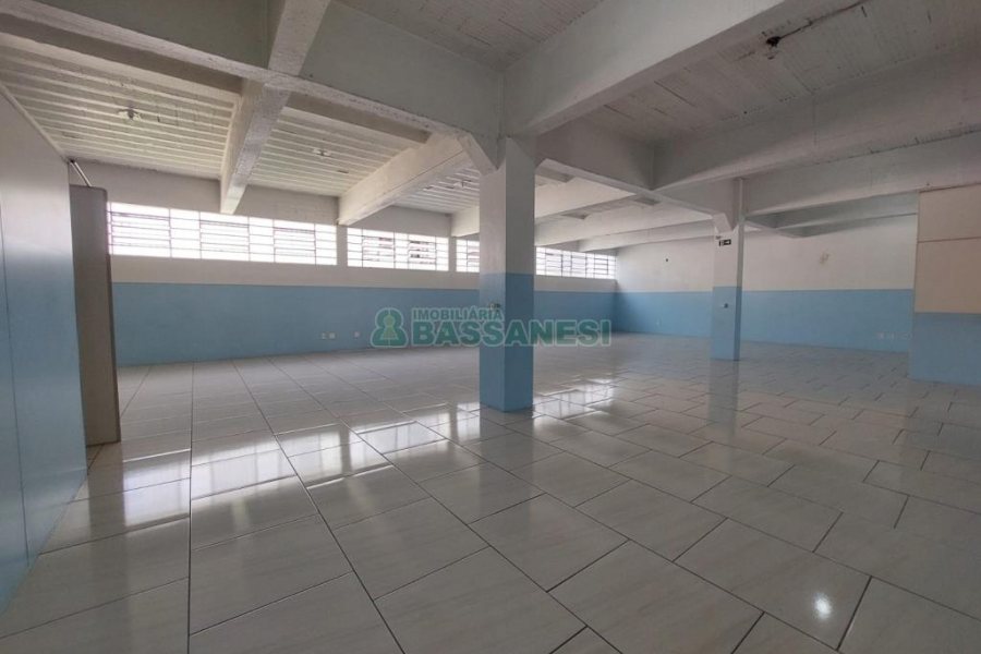 Loja com 270m², no bairro Kayser em Caxias do Sul para Alugar