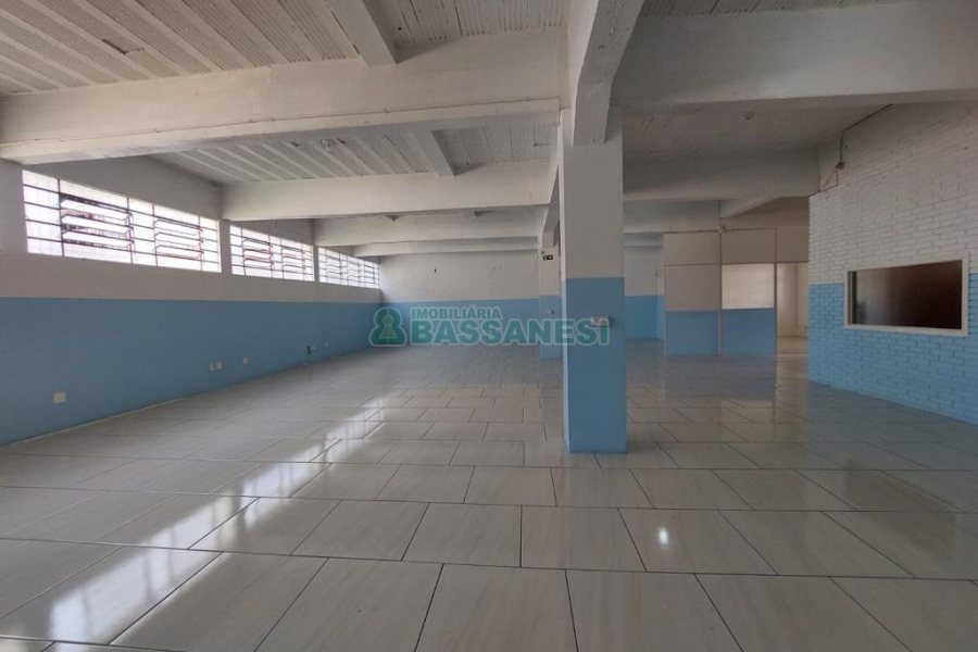 Loja com 270m², no bairro Kayser em Caxias do Sul para Alugar