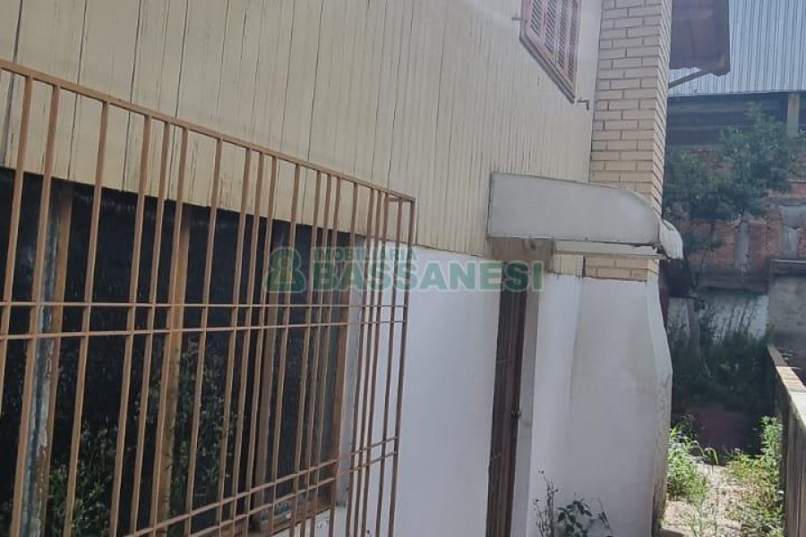 Casa com 204m², 3 dormitórios, 2 vagas, no bairro Centro em Caxias do Sul para Comprar