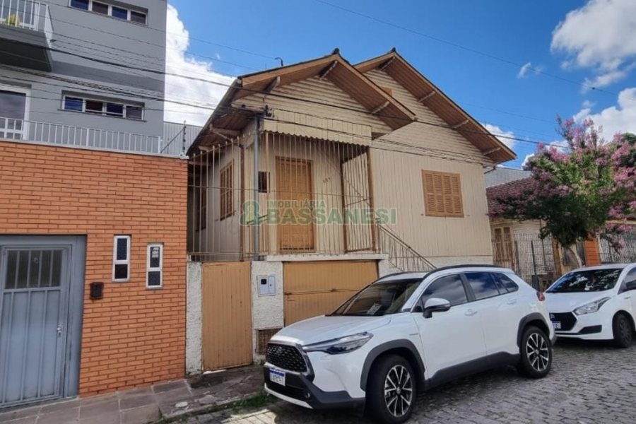 Casa com 204m², 3 dormitórios, 2 vagas, no bairro Centro em Caxias do Sul para Comprar
