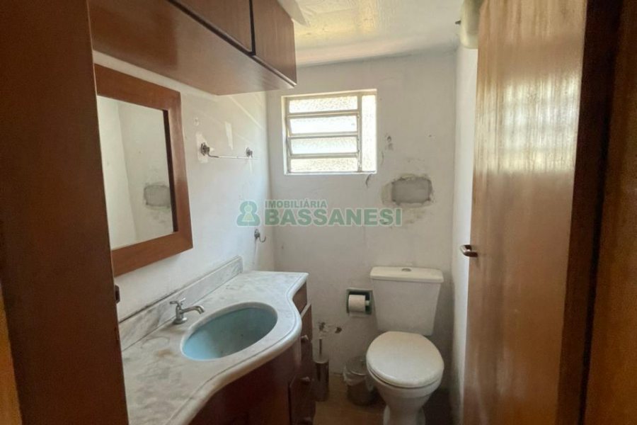 Casa com 204m², 3 dormitórios, 2 vagas, no bairro Centro em Caxias do Sul para Comprar