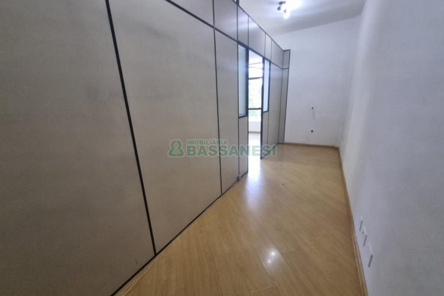Sala com 70m², no bairro Centro em Caxias do Sul para Alugar