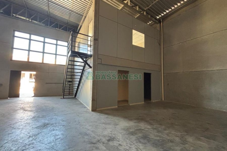 Pavilhão com 640m², no bairro Jardim das Hortências em Caxias do Sul para Alugar