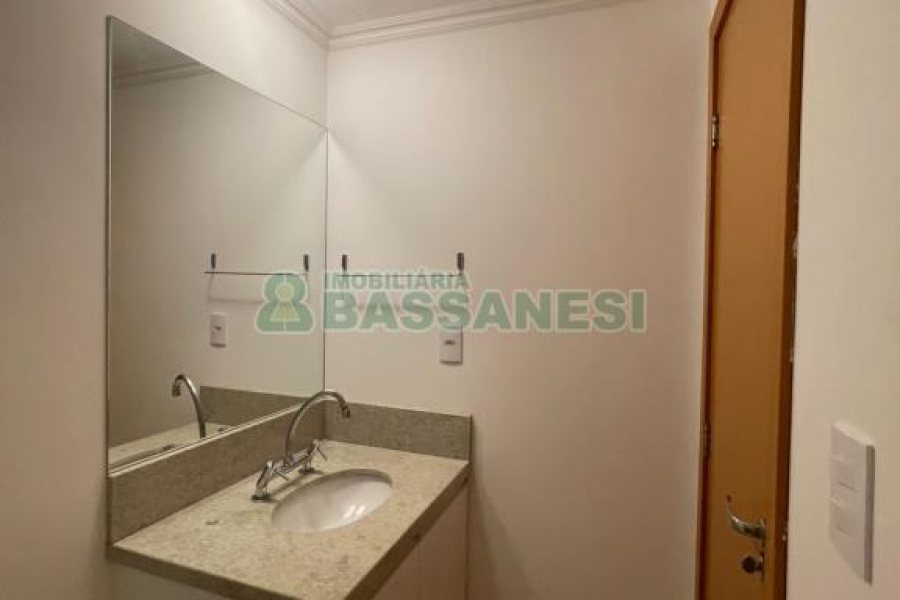 Apartamento com 45m², 1 dormitório, 1 vaga, no bairro Madureira em Caxias do Sul para Alugar