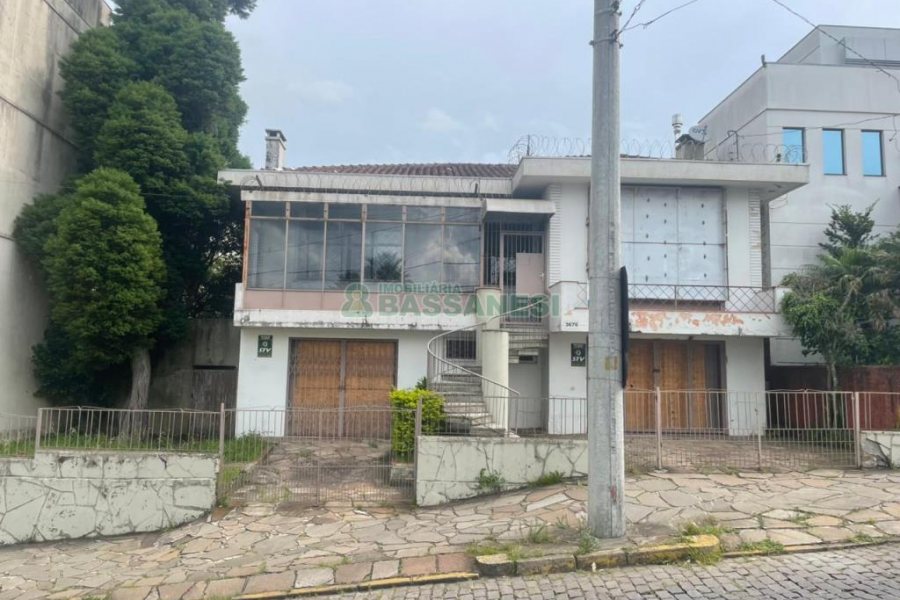 Casa com 300m², 4 dormitórios, 2 vagas, no bairro Cinqüentenário em Caxias do Sul para Comprar